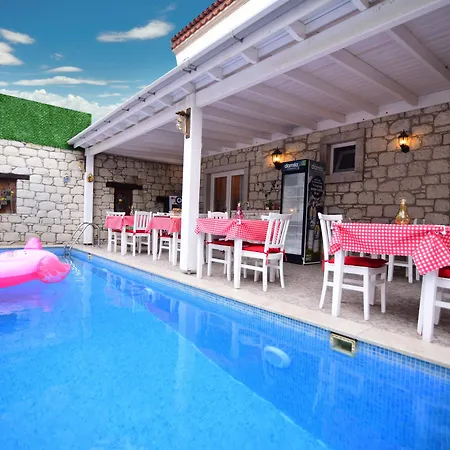 酒店 Zubeyde Hanim Alacati 2*